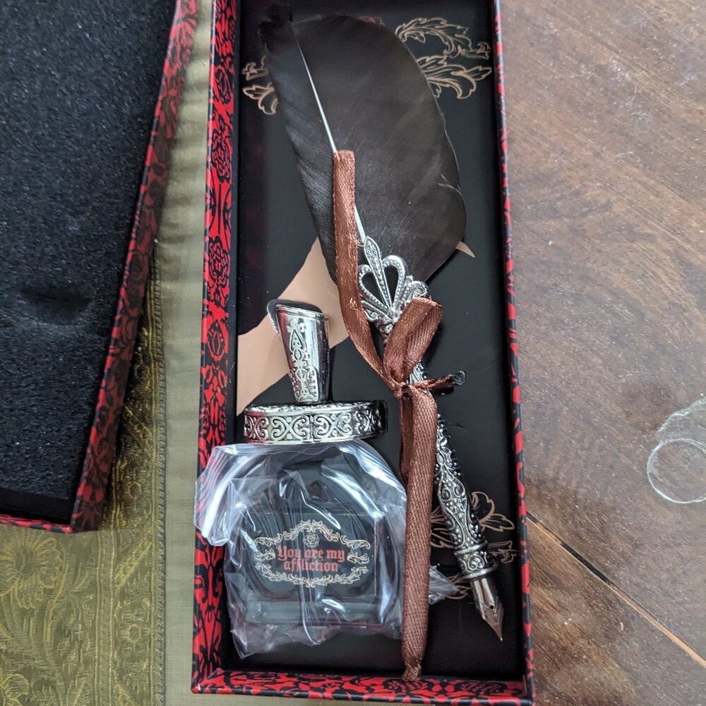 Nosferatu feathered quill and ink set